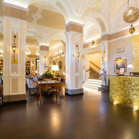 โรงแรมแบร์นินี ปาลาเช ฟลอเรนซ์ ภายนอก รูปภาพ The lobby of the hotel