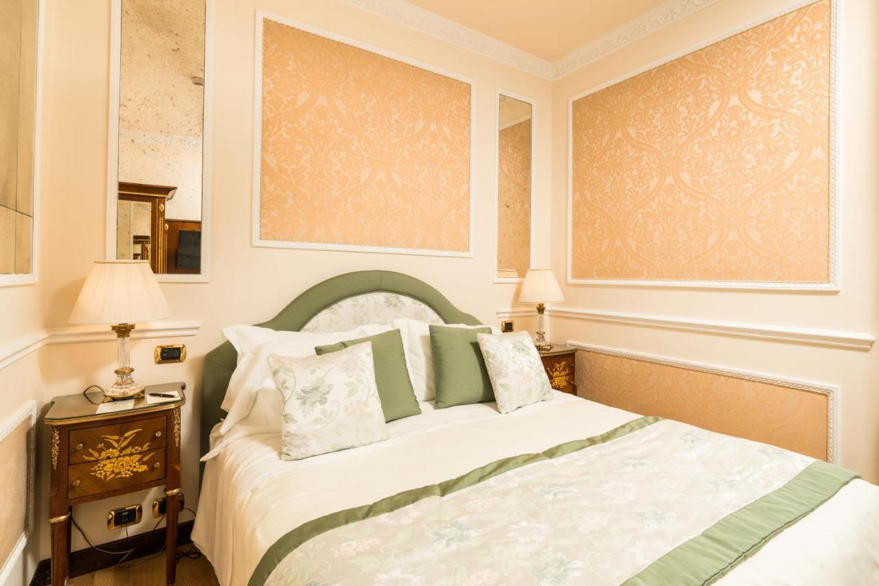 โรงแรมแบร์นินี ปาลาเช ฟลอเรนซ์ ภายนอก รูปภาพ A bedroom at the hotel