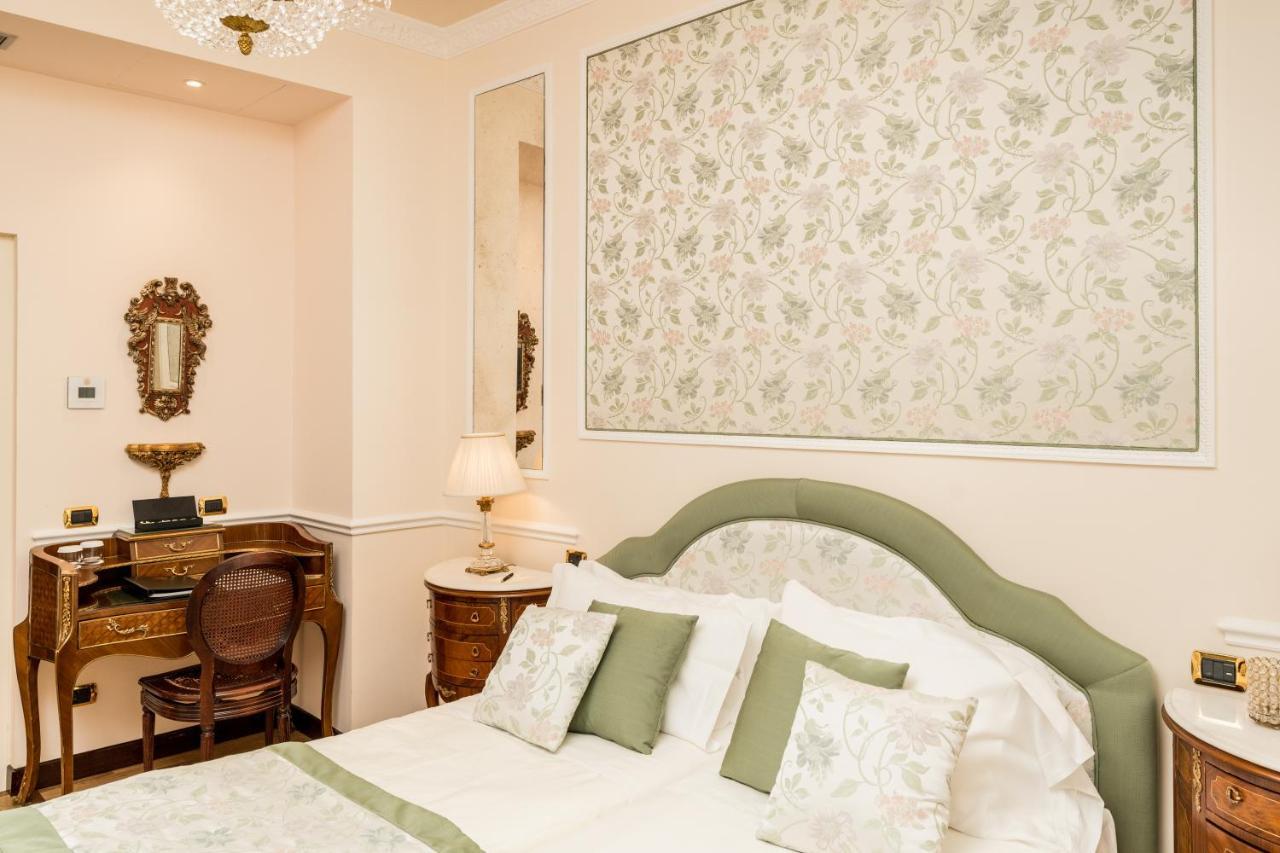 โรงแรมแบร์นินี ปาลาเช ฟลอเรนซ์ ภายนอก รูปภาพ A bedroom at the hotel
