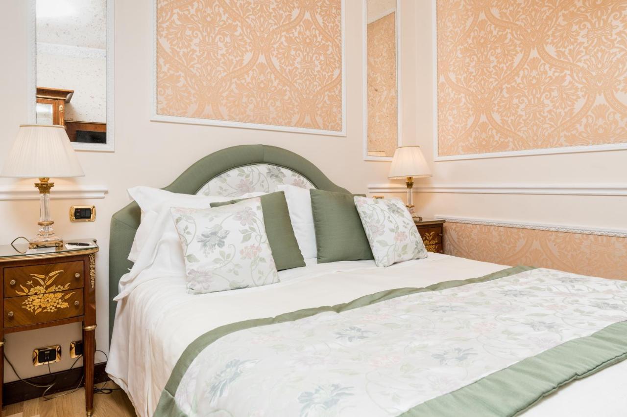 โรงแรมแบร์นินี ปาลาเช ฟลอเรนซ์ ภายนอก รูปภาพ A bedroom at the hotel