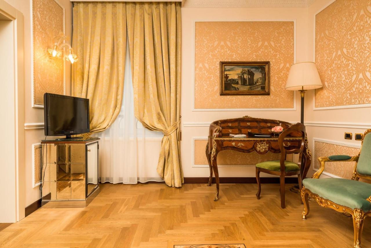 โรงแรมแบร์นินี ปาลาเช ฟลอเรนซ์ ภายนอก รูปภาพ A room at the hotel