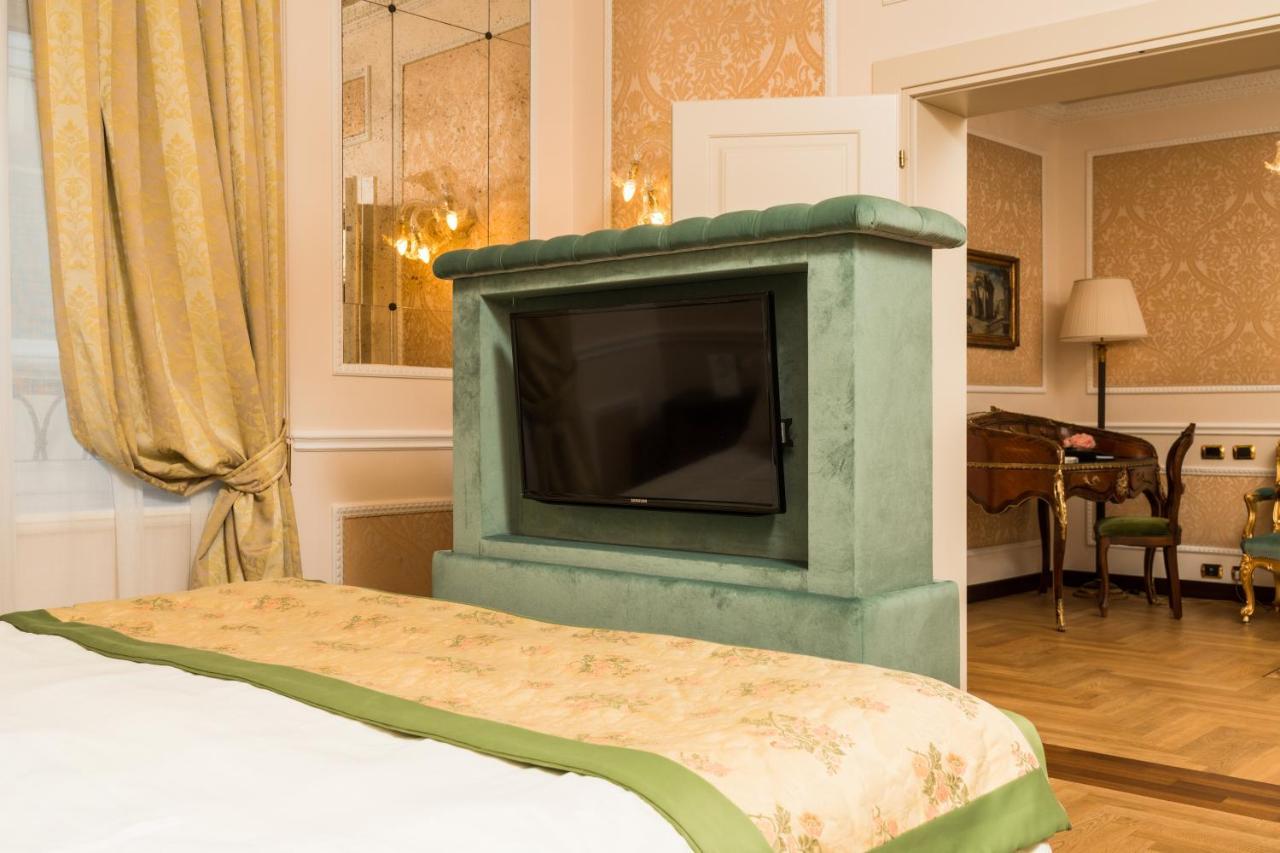 โรงแรมแบร์นินี ปาลาเช ฟลอเรนซ์ ภายนอก รูปภาพ A television set in a hotel room
