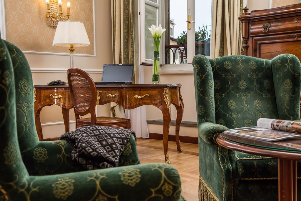 โรงแรมแบร์นินี ปาลาเช ฟลอเรนซ์ ภายนอก รูปภาพ A room at the hotel