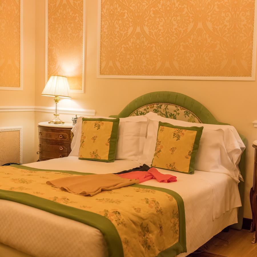 โรงแรมแบร์นินี ปาลาเช ฟลอเรนซ์ ภายนอก รูปภาพ A bedroom at the hotel
