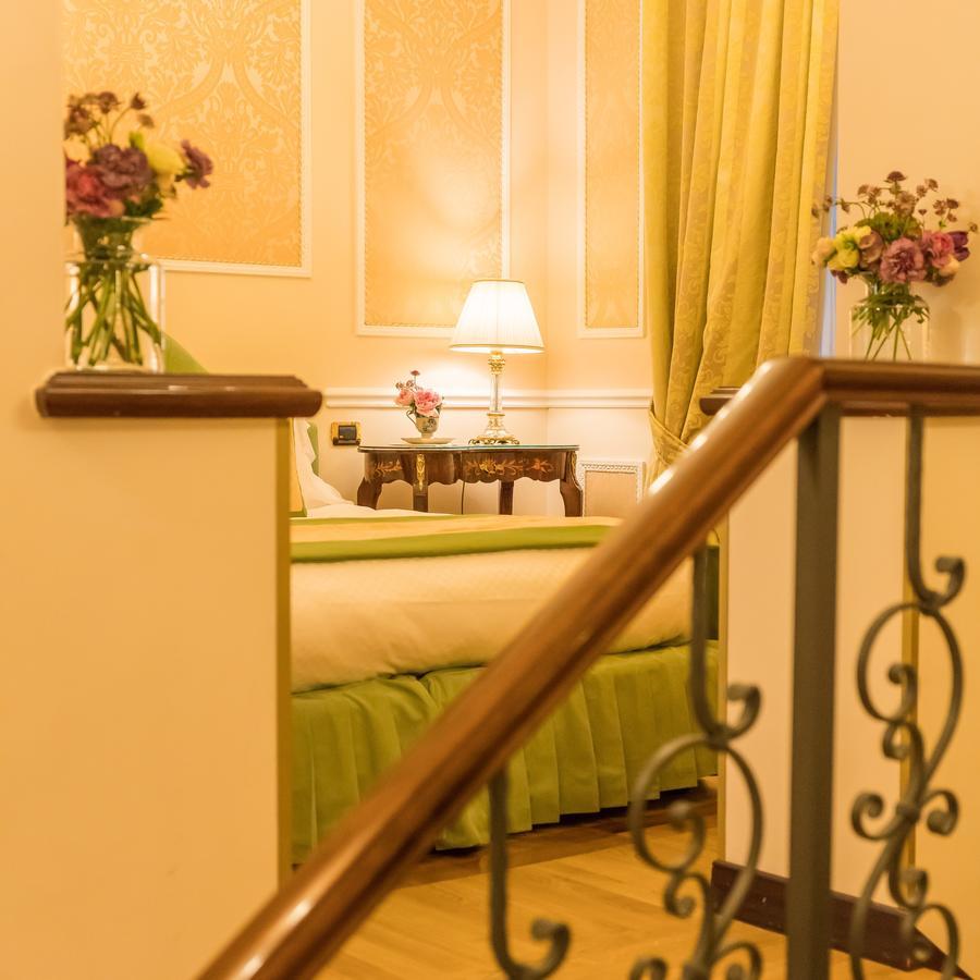 โรงแรมแบร์นินี ปาลาเช ฟลอเรนซ์ ภายนอก รูปภาพ A room at the hotel