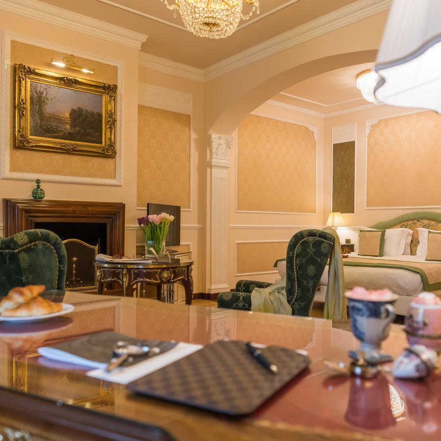 โรงแรมแบร์นินี ปาลาเช ฟลอเรนซ์ ภายนอก รูปภาพ A suite at the hotel