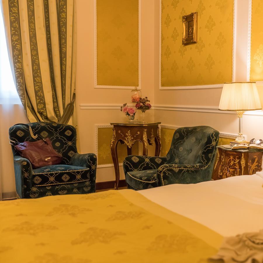 โรงแรมแบร์นินี ปาลาเช ฟลอเรนซ์ ภายนอก รูปภาพ A room at the hotel