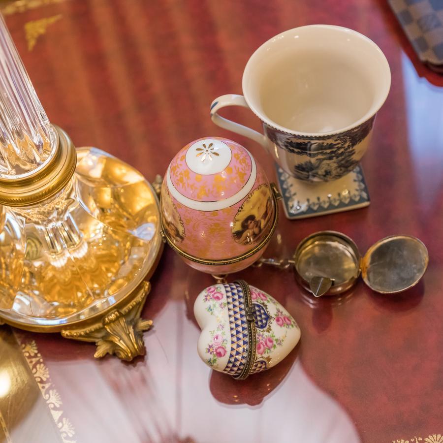 โรงแรมแบร์นินี ปาลาเช ฟลอเรนซ์ ภายนอก รูปภาพ A Fabergé egg and two pendants