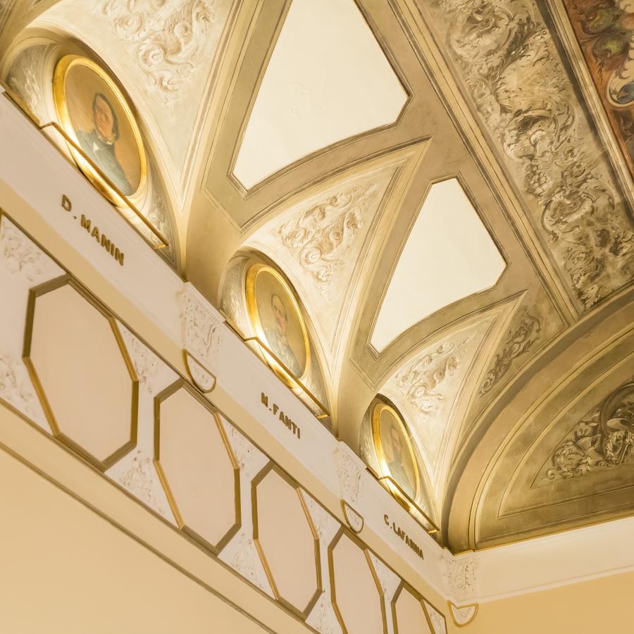 โรงแรมแบร์นินี ปาลาเช ฟลอเรนซ์ ภายนอก รูปภาพ The ceiling of the main hall