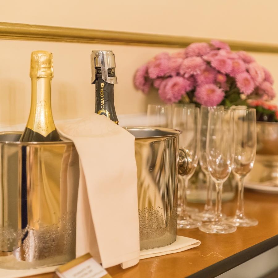 โรงแรมแบร์นินี ปาลาเช ฟลอเรนซ์ ภายนอก รูปภาพ A bottle of champagne in a cooler