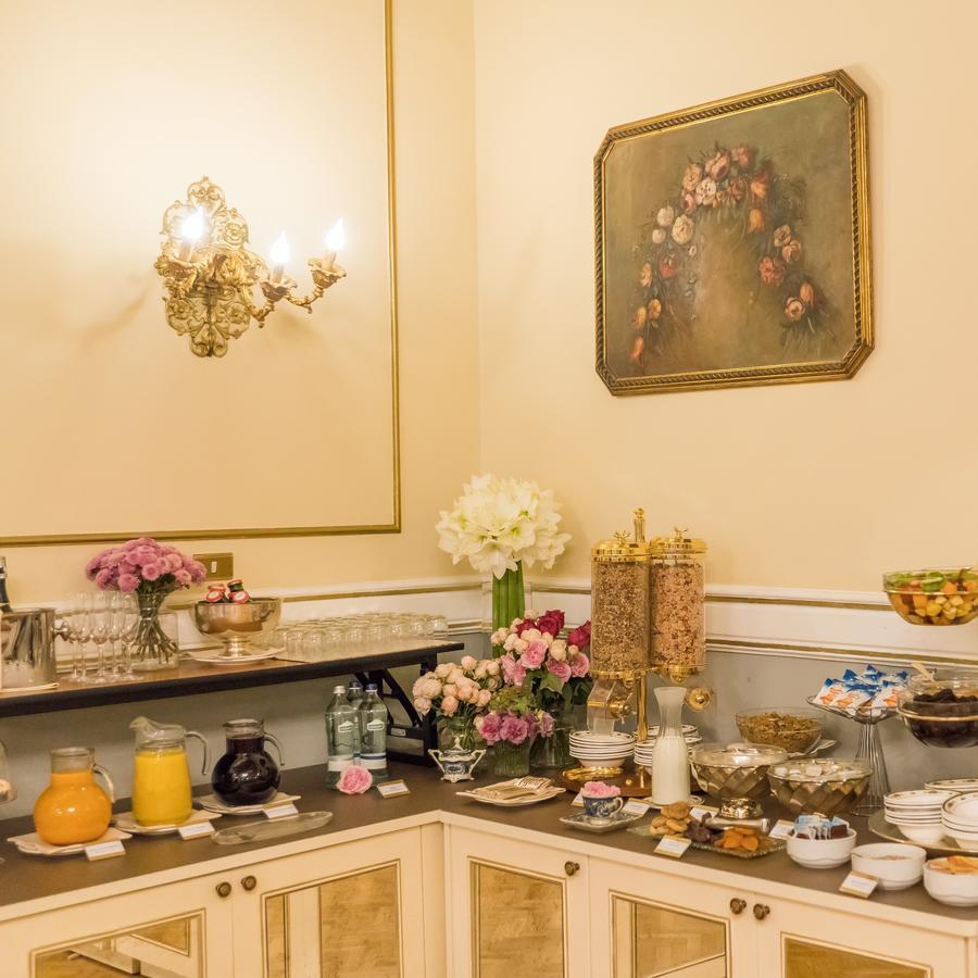 โรงแรมแบร์นินี ปาลาเช ฟลอเรนซ์ ภายนอก รูปภาพ A typical afternoon tea at the Ritz