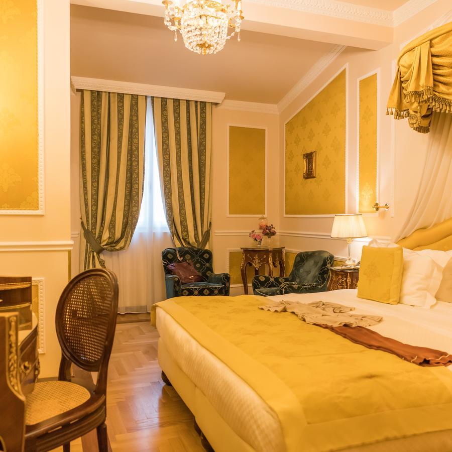 โรงแรมแบร์นินี ปาลาเช ฟลอเรนซ์ ภายนอก รูปภาพ A room at the hotel