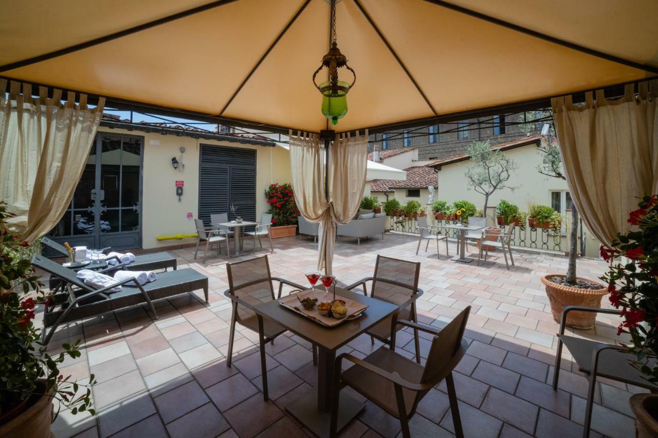 โรงแรมแบร์นินี ปาลาเช ฟลอเรนซ์ ภายนอก รูปภาพ The hotel's rooftop terrace