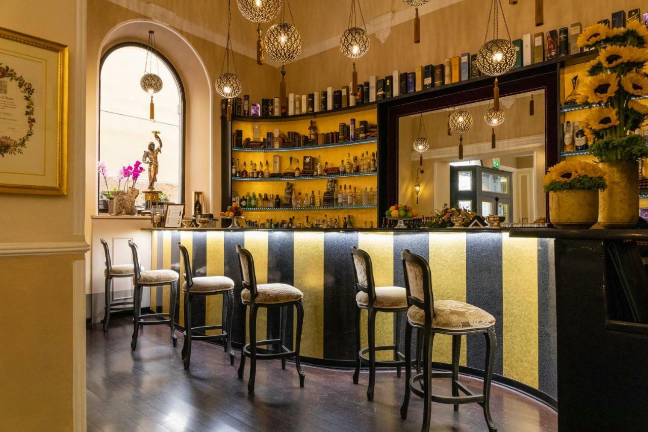 โรงแรมแบร์นินี ปาลาเช ฟลอเรนซ์ ภายนอก รูปภาพ The bar at the hotel